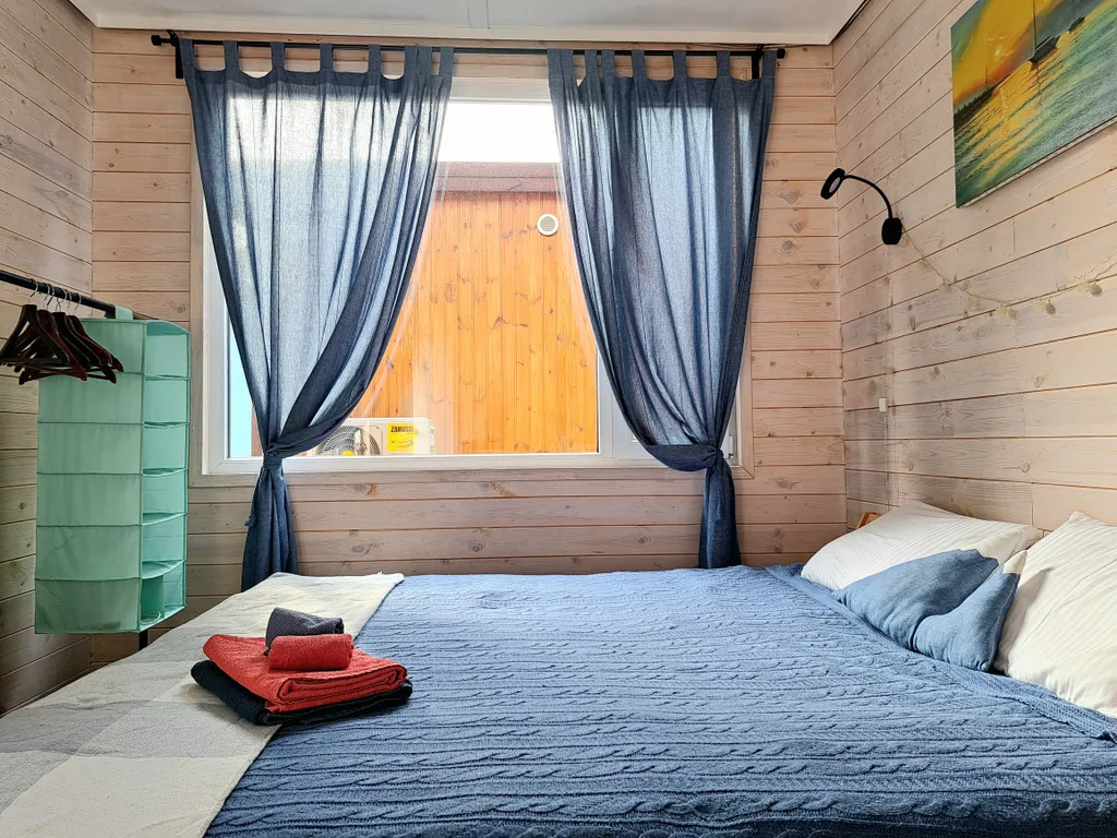 Мини-домик море с видом на горы