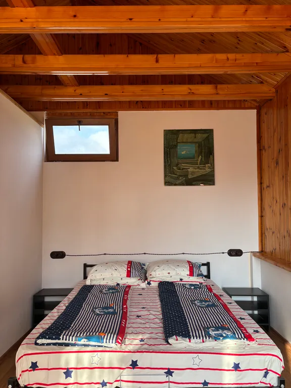 Уютная мансарда с видом на двор и сад