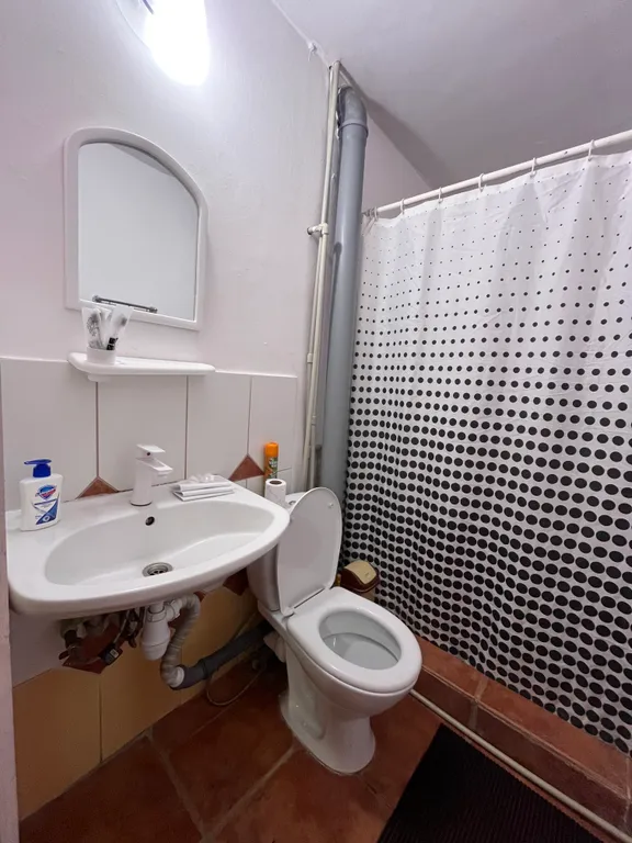 Трехместный номер (подходит для семьи из 4 чел), небольшой эконом