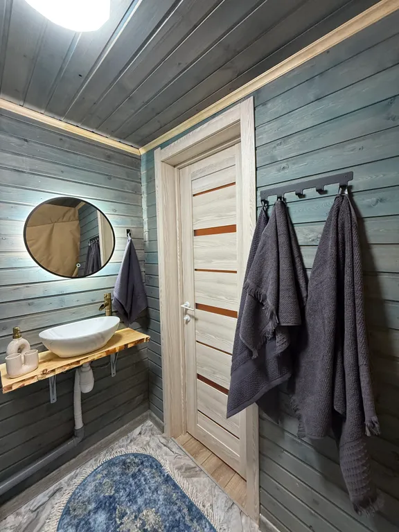 Купольный домик в окружении леса