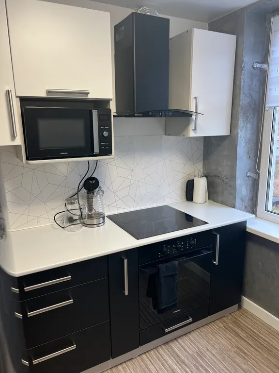 Уютная квартира с видом на проезжающий ретро-поезд