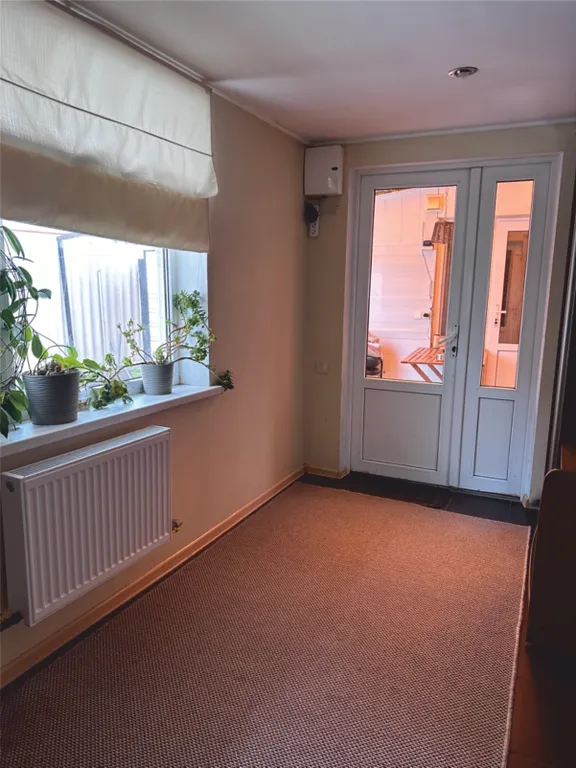 Уютный дом с отдельным двором, зоной барбекю и парковочным местом