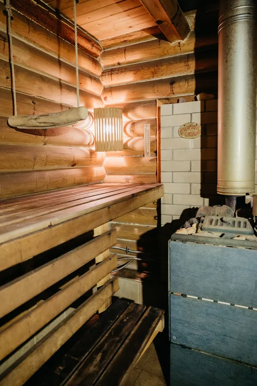 Уютный деревянный домик на берегу пруда с баней