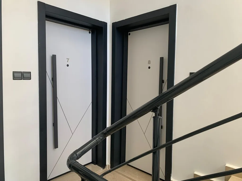 Современный апартамент с балконом и террасой с видом на море и горы