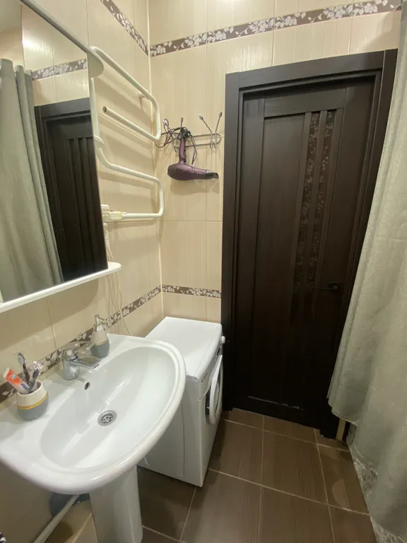 Уютная современная квартира с парящей кроватью с подсветкой