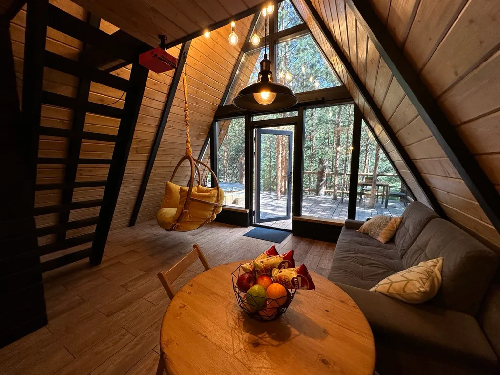 Хижина - треугольный дом в лесу