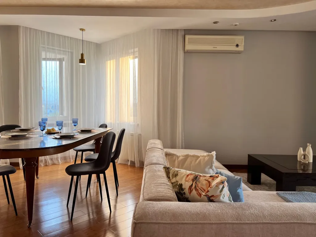 Уютная квартира с прекрасными видами в центре Алматы