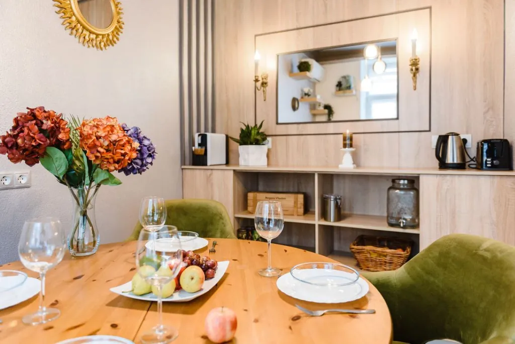 Квартира Трехкомнатные апартаменты 100 м² у Дворцовой площади. Для 8 гостей. — Санкт-Петербург