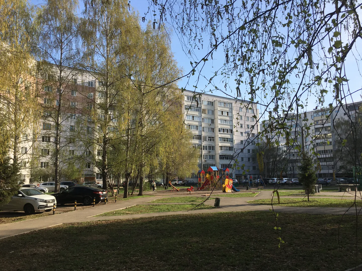 Двор дома. 
