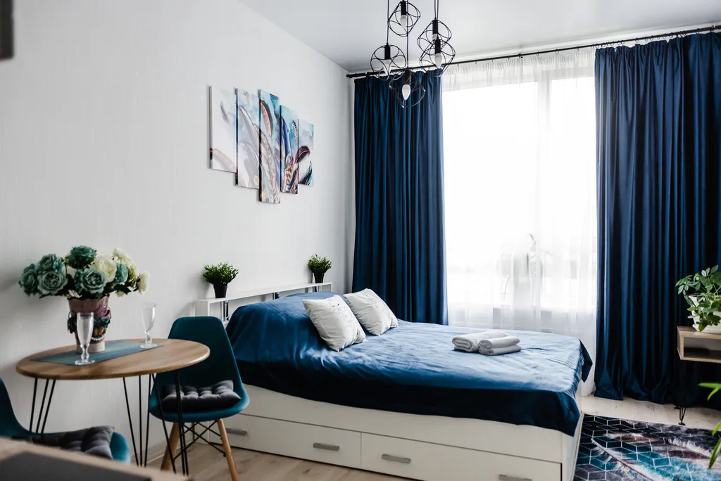 Новая просторная дизайнерская квартира-студия с высокими потолками