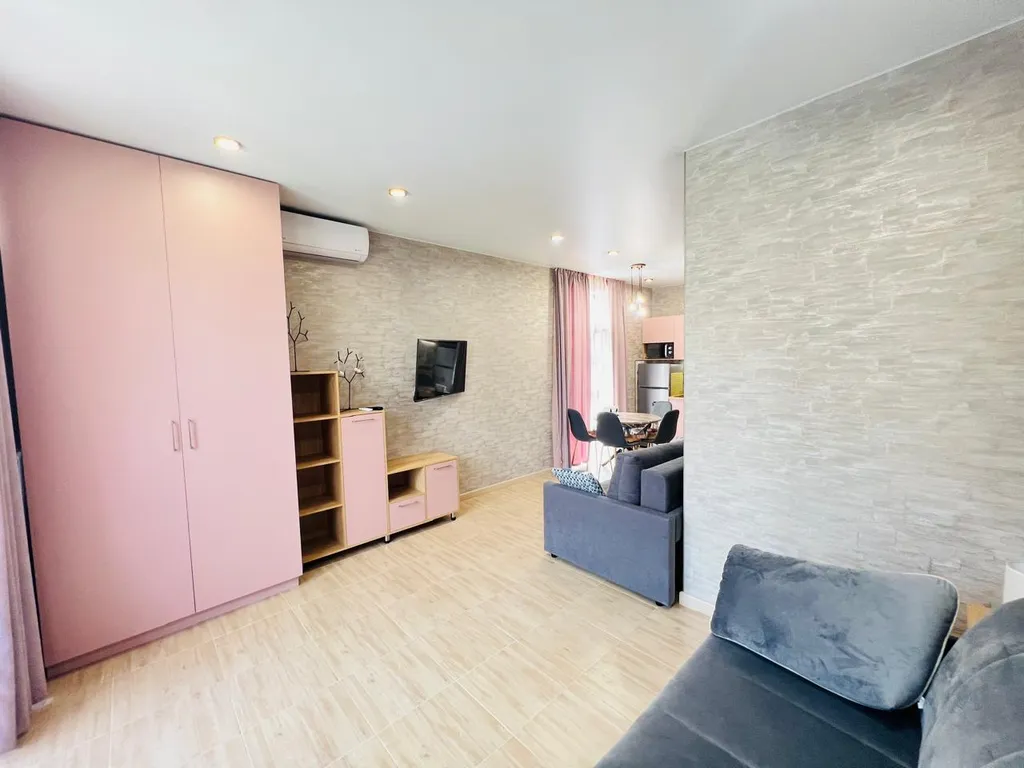 Студия с балконом и бассейном на территории