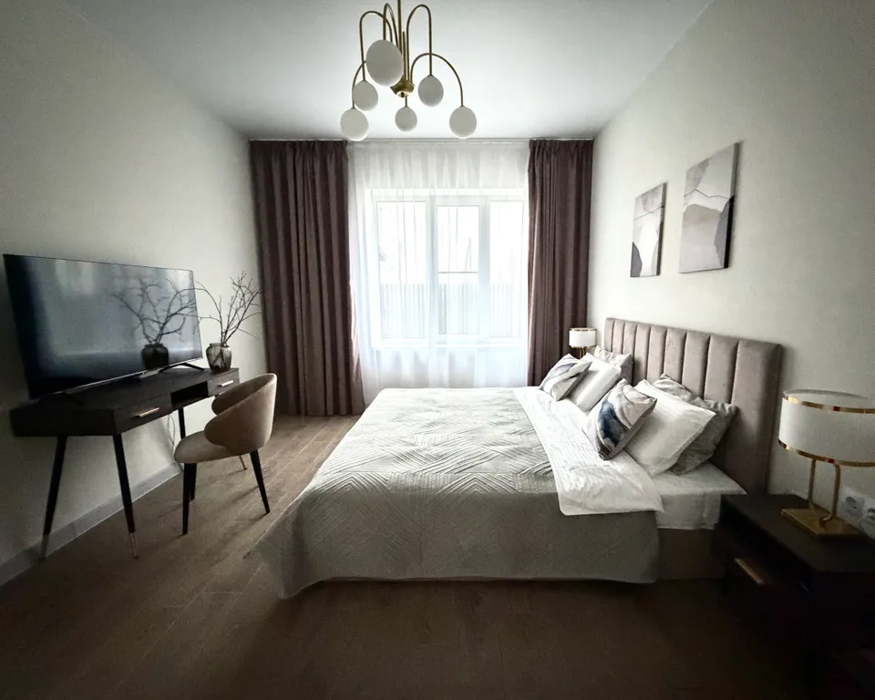 Уютный дом с панорамными окнами рядом с озером