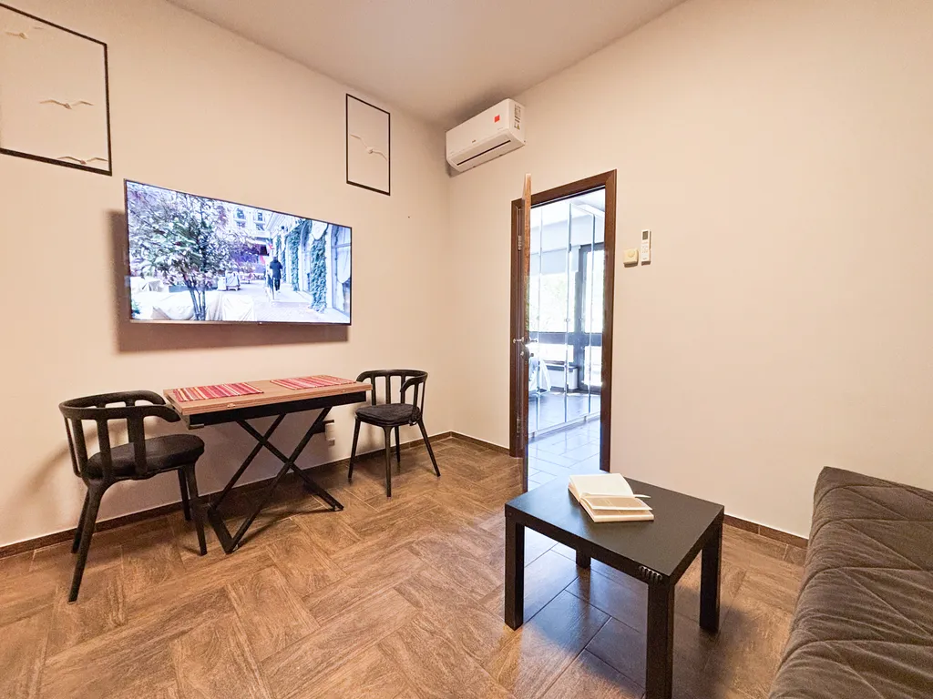 Квартира отдельной спальней и балконом в центре Поляны