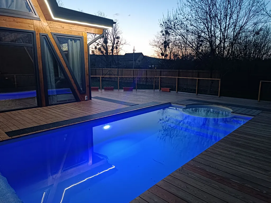 Дом с бассейном