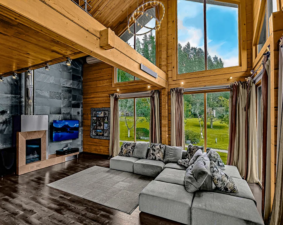 Коттедж с бассейном на берегу озера Порт Жемчужный