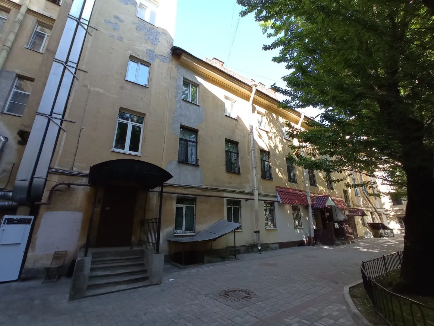 Три окна справа от подъезда - квартира. Высота окна от земли - 1.5м.