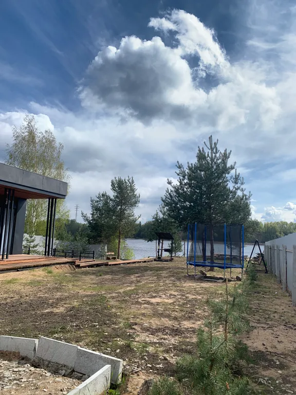 Уютный дом на самом берегу реки