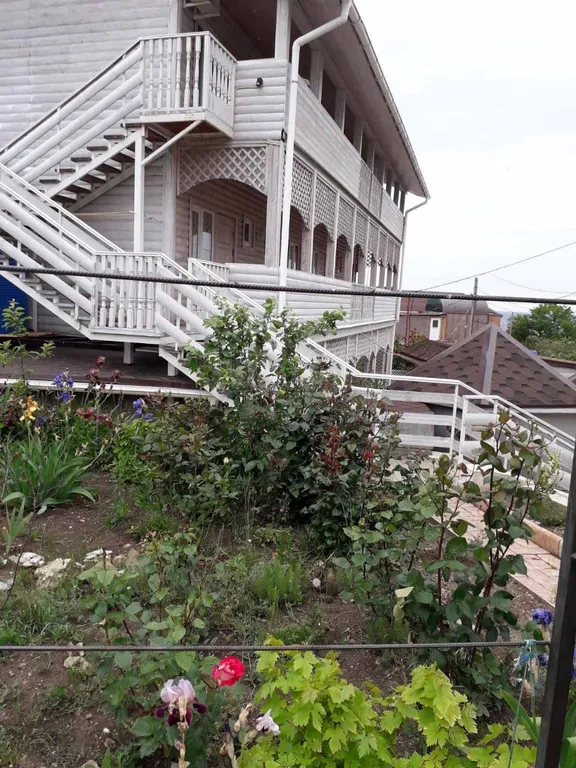 Номер с видом на море и горы в 150-ти метрах от моря и песчаного пляжа