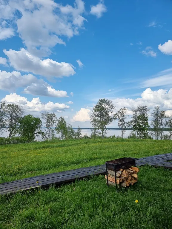 Домик на берегу озера