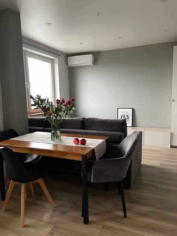 Стильная студия с красивым видом из окна