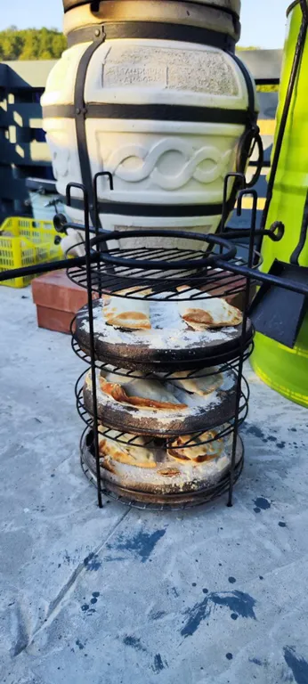 Дом-берлога в лесу с видом на горы