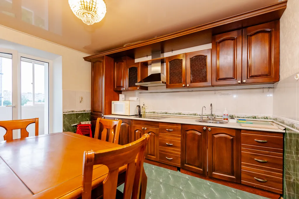 Жилая комната в 3-комнатной квартире с общим санузлом и кухней