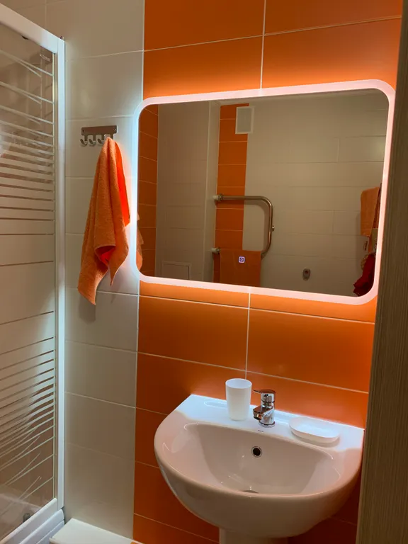 Студия с видом на закат и вечерний город