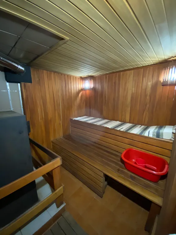 Коттедж Коттедж с сауной и бассейном — Красный