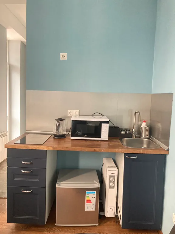 Современная чистая студия с панорамными окнами на горы