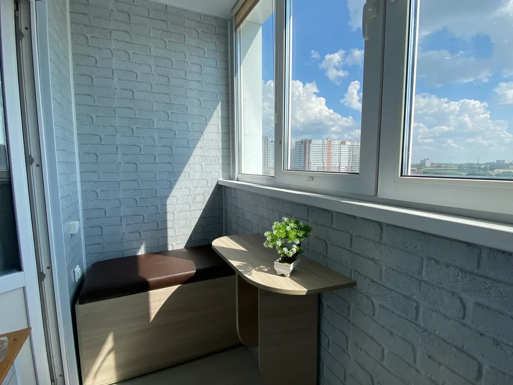 Квартира с уютным балконом и большой кроватью