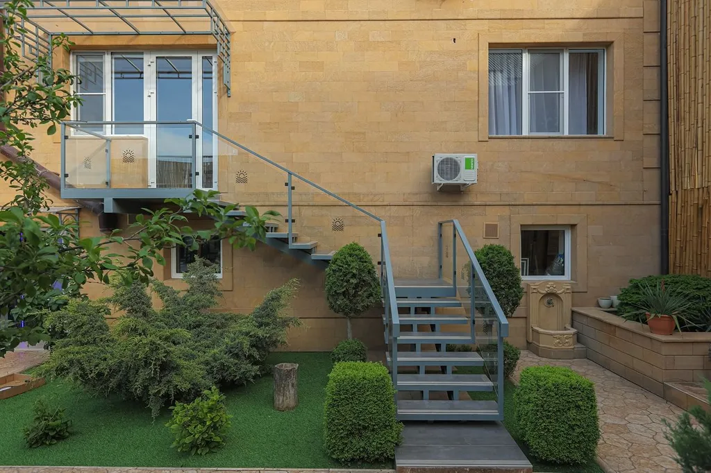 Бассейн с подогревом и лаундж зоной