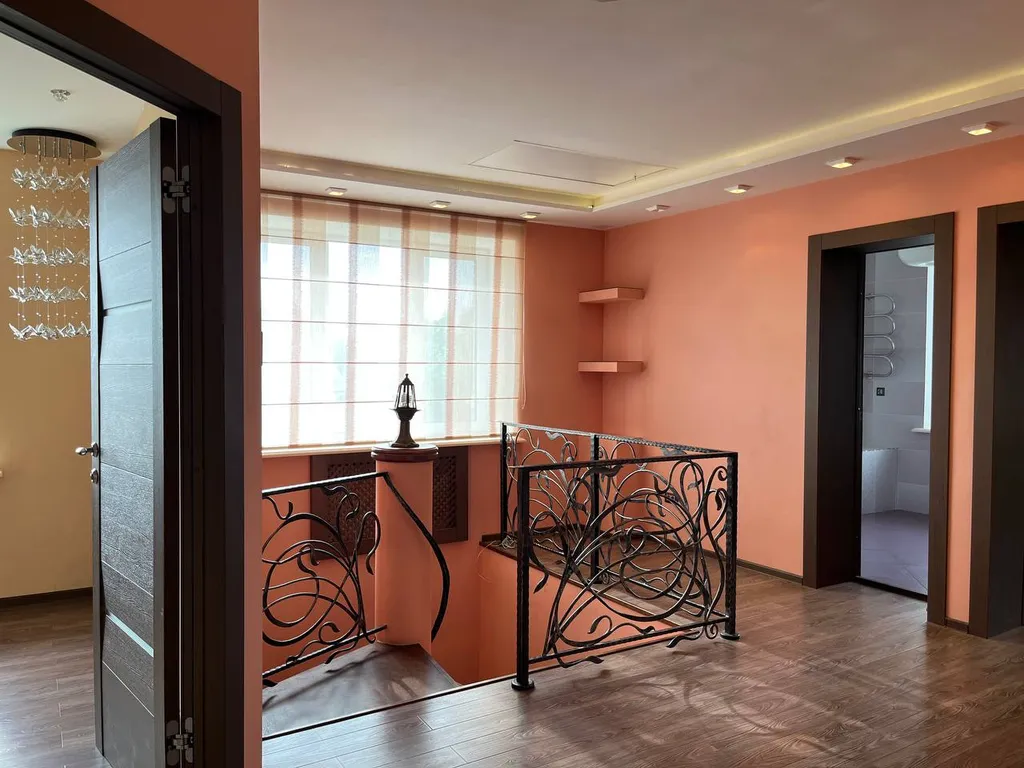 Коттедж и деревянная баня с большой комнатой отдыха