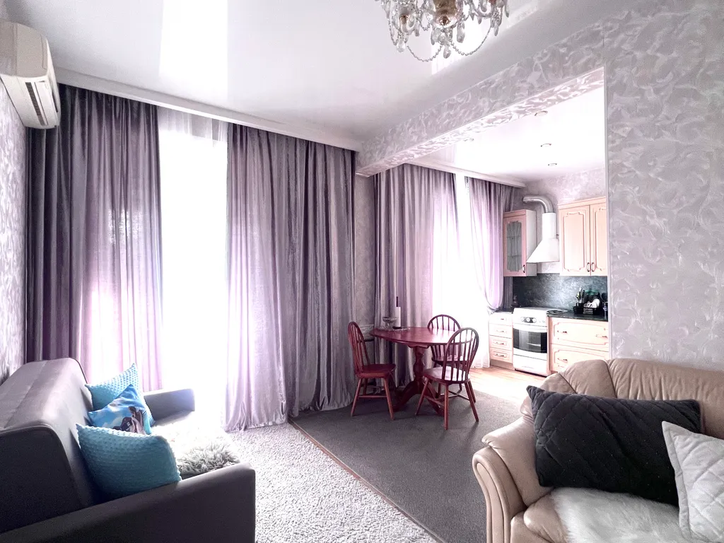 2-комнатная квартира класса люкс в центре города! Район Площади