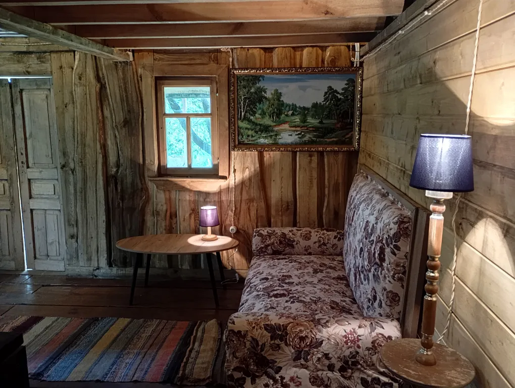 Изба с уютом детства, деревенский дом с баней и русским бытом