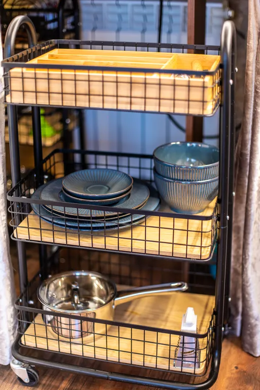 Романтическая студия с камином и балконом в старинном особняке