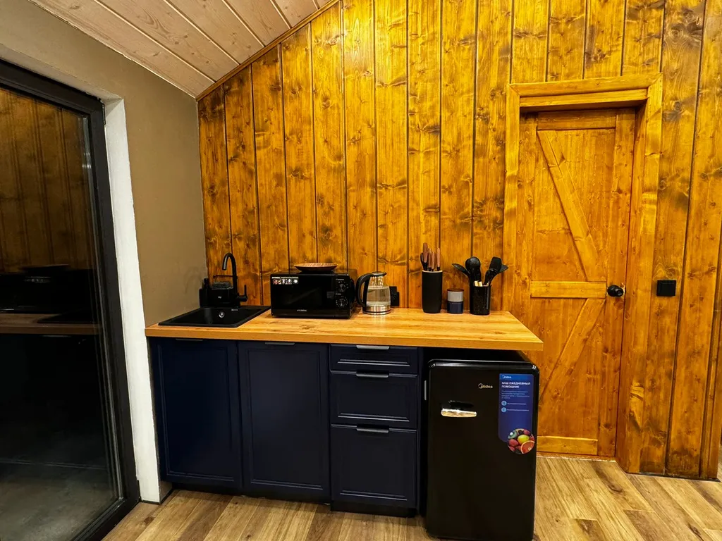 Дом с пятнистыми оленями и кроликами в лесу