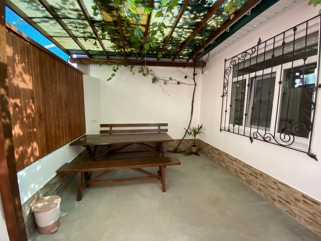 Уютный семейный домик с зелёным двориком и беседкой