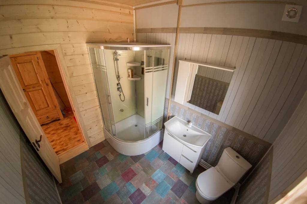 Уютный и тёплый домик на берегу реки