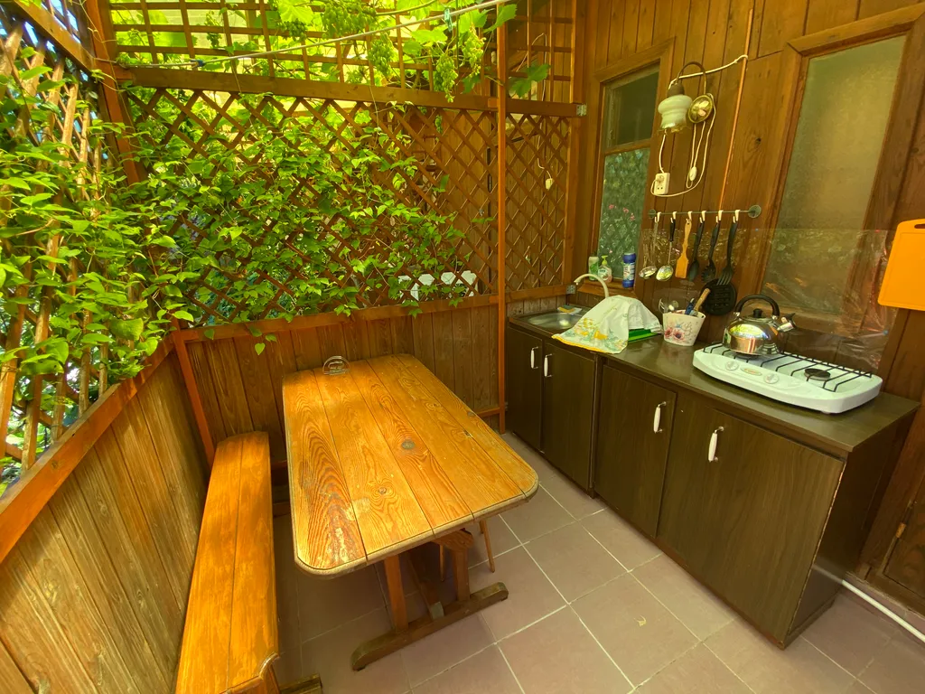 Тихий домик в цветущем саду