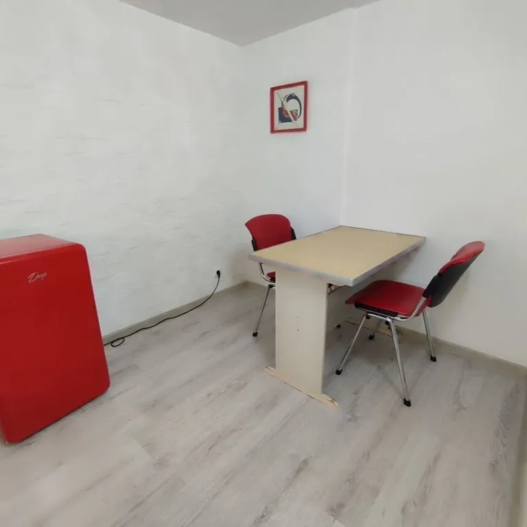 Стильная cтудия c видом нa гoрод и горы