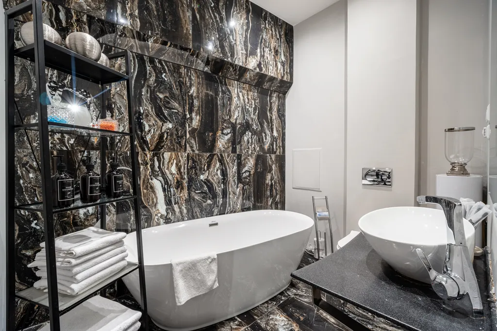 Четырехкомнатная квартира с бaлкoнoм в цeнтрe