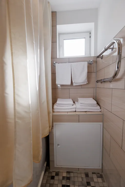 Коттедж в окружении лесных деревьев