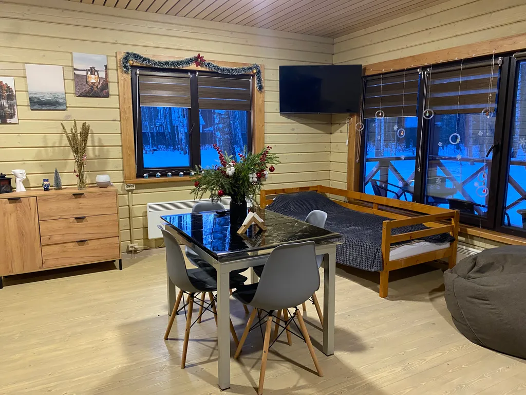 Уютный домик в лесу около реки