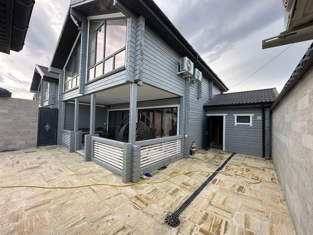 Уютный брусовый дом на берегу