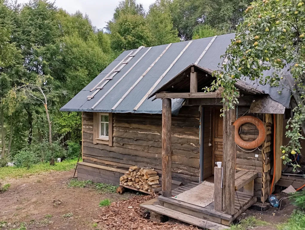 Изба с уютом детства, деревенский дом с баней и русским бытом