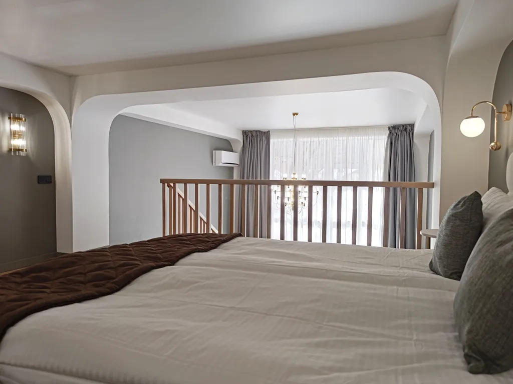 Дизайнерский двухуровневый апартамент с панорамным окном