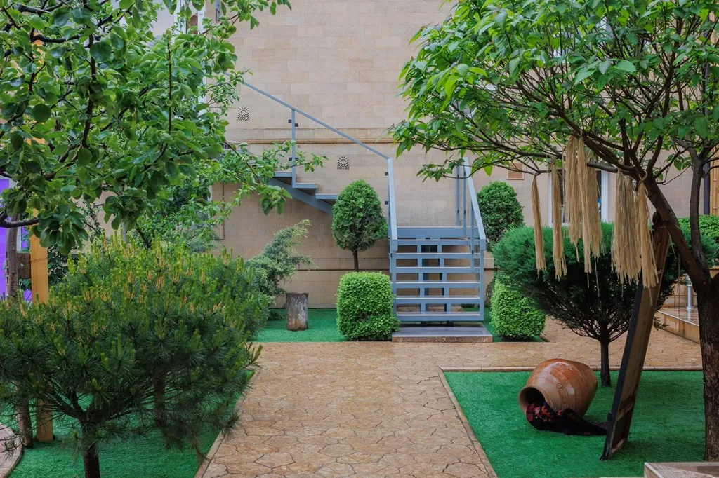 Бассейн с подогревом и лаундж зоной