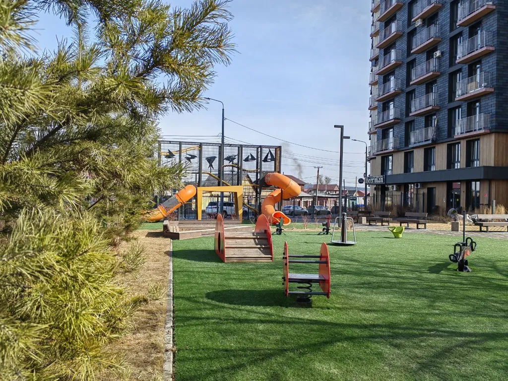 Полёт стрижа с залипательным видом и балконом