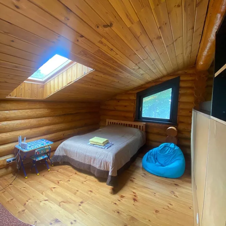 Дом на берегу реки с баней