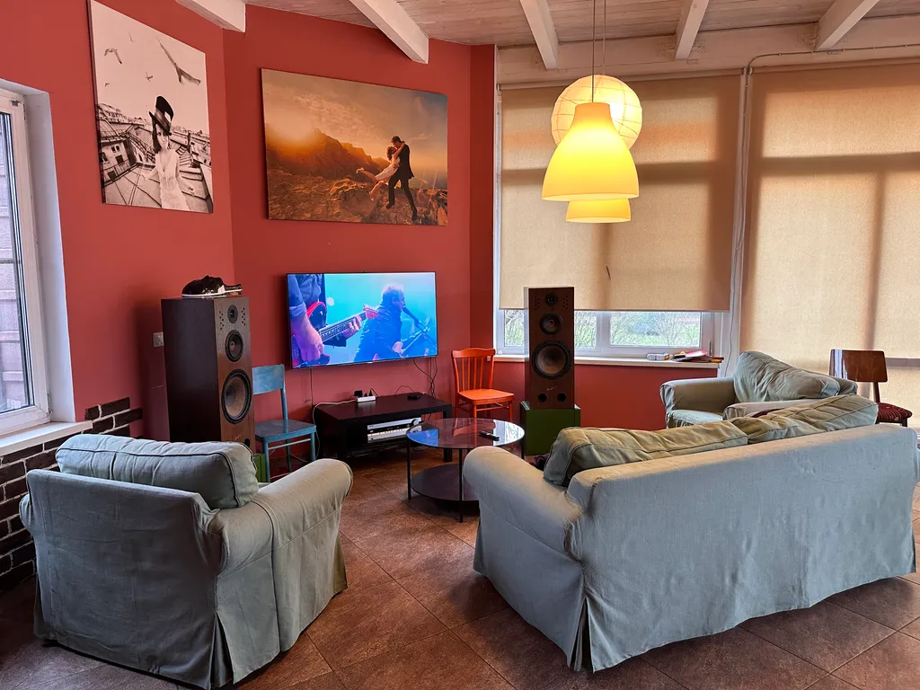 Просторный дом с живописным садом